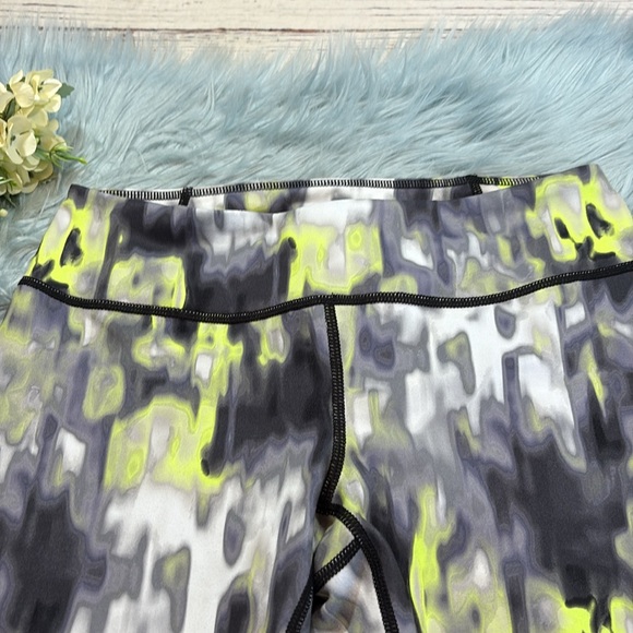Zella Live in Blur Multi Color Capri Leggings sz S - Picture 2 of 8